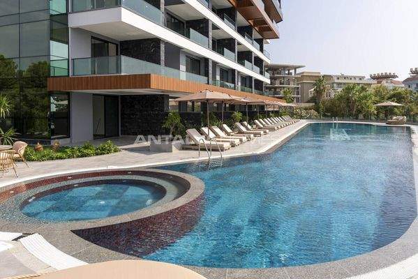 Sea and City-View Flats in a Complex with Pool in Alanya