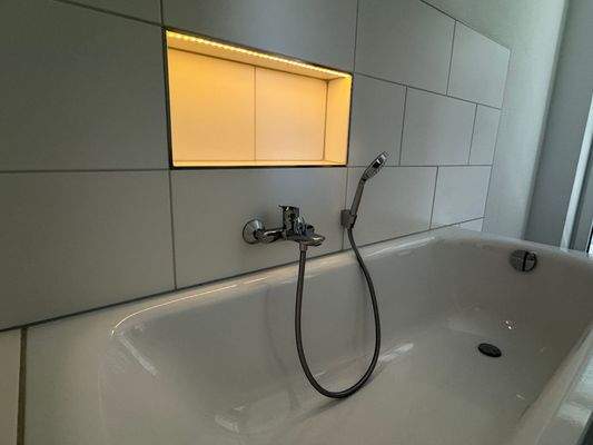 Wanne mit indirekter Beleuchtung