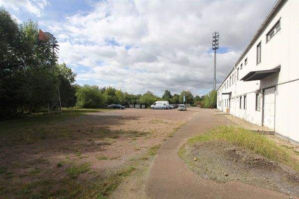 Außenansicht mit Parkflächen