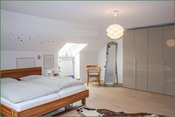 Schlafzimmer rechte Seite im Dachgeschoss