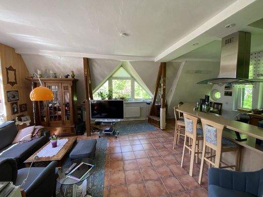 großer Wohn- und Kochberech im DG