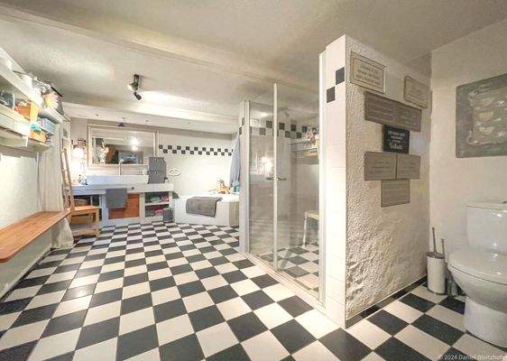 Das große Bad mit Handwaschbecken