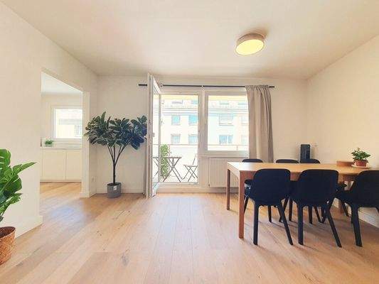 großes Wohnzimmer - Ausgang Loggia