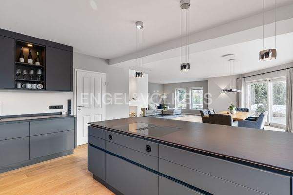 Blick von der Küche in den Ess- und Wohnbereich