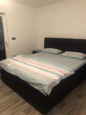 Schlafzimmer mit Boxspringbett