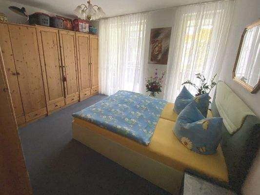 Schlafzimmer mit Balkonausgang