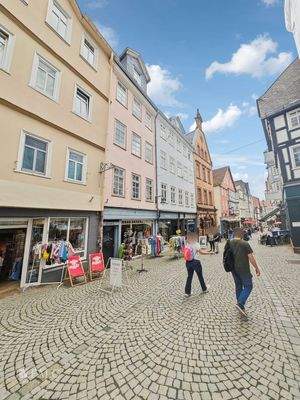 Hausansicht mit Fußgängerzone