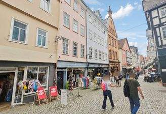 Hausansicht mit Fußgängerzone