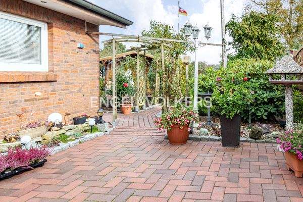 Blick von der Terrasse in den hinteren Garten