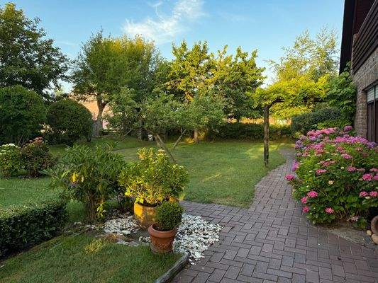 Blick von der Terrasse in den Garten