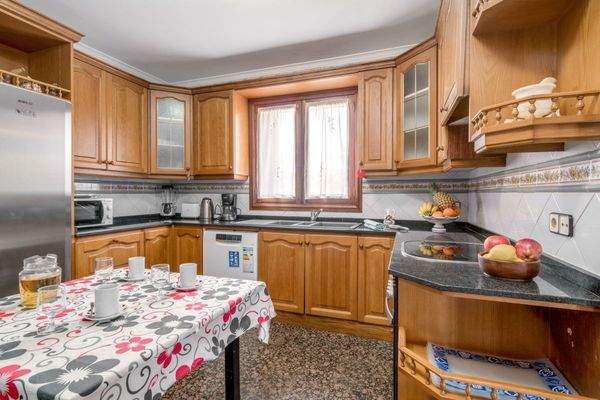 Holzküche mit Essbereich