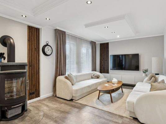 Wohnzimmer mit Kamin