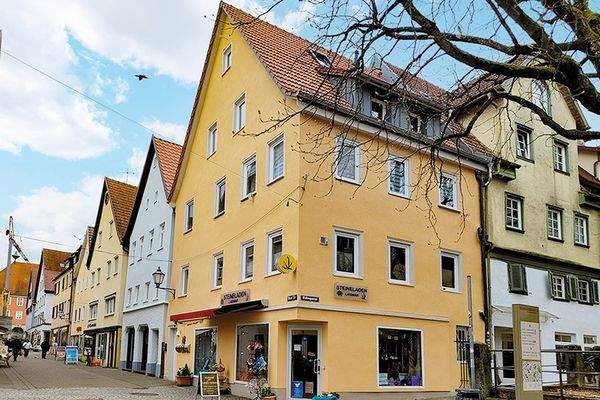 Straßenecke mit Objekt rechts