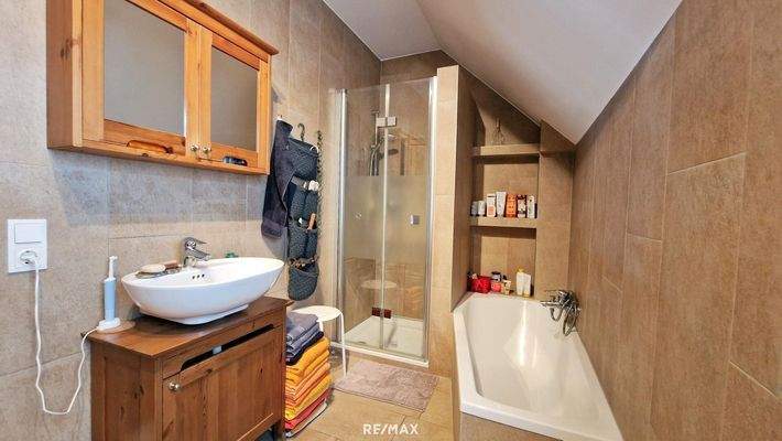 Bad mit Wanne, Dusche und WC