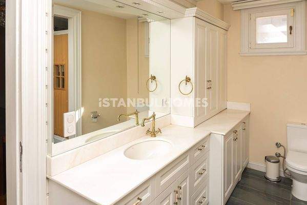 7-Bedroom House with Landscaped Garden in Kadikoy