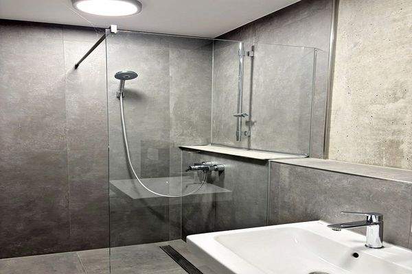 Badezimmer mit Dusche