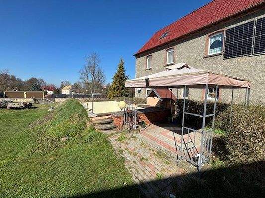 Blick auf Terasse und Pool