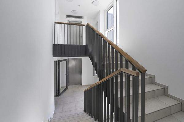 Treppenhaus mit Fahrstuhl