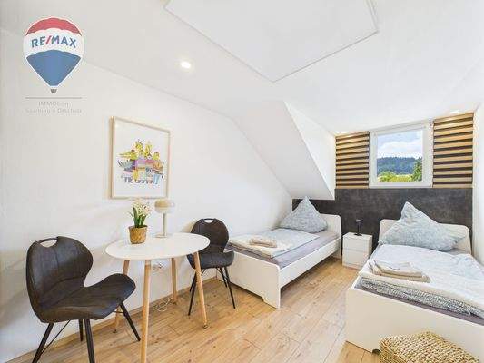 CAM03695G0-PR0106-STILL026