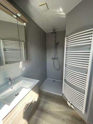 Duschbadezimmer im DG