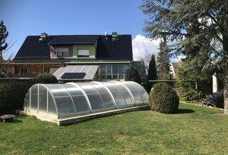 Überdachter Pool im Garten