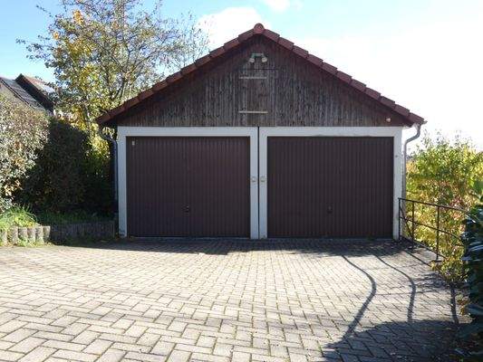 Doppelgarage mit Stauraum