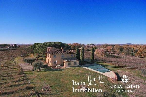 Schöne helle Villa in herrlicher Lage mit Türmchen, Pool, Weinberg und Olivenhain