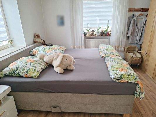 helles Schlafzimmer im EG