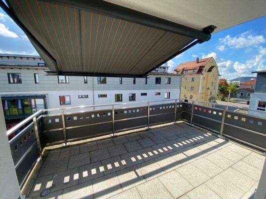 Geschützte Loggia mit Markise