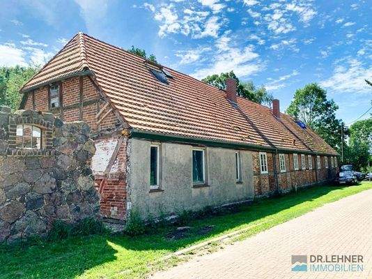 Straßenansicht mit Nebengelass links
