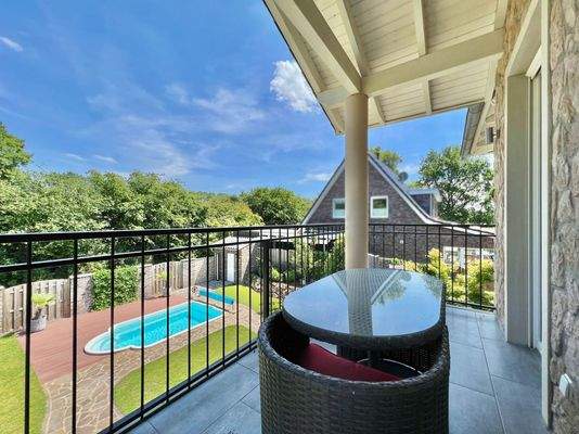 Balkon mit Blick in den Garten