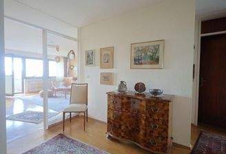 Lichtdurchflutete 3,5 Zimmer-Wohnung