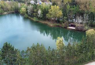 See/Teich von Drohne aus betrachtet