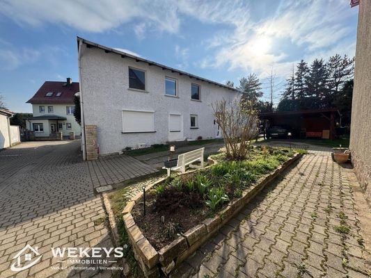 Außenansicht Nebenhaus und Einfahrt