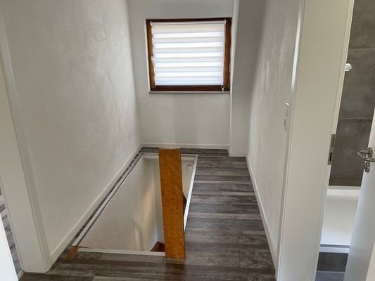 DG Flur mit Treppenabgang
