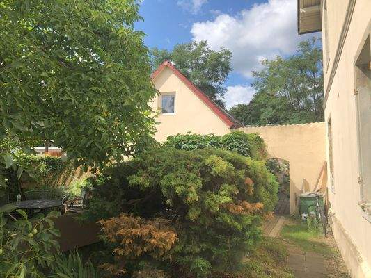 Blick zum Nebengebäude.jpg