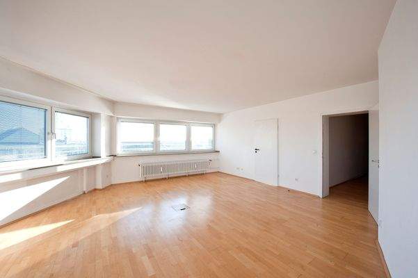 Helles Büro mit Holzboden