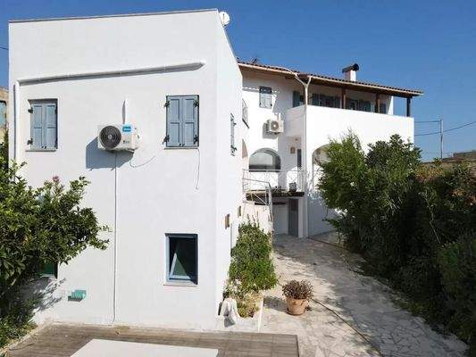 Zweistöckiges Haus mit Gästezimmer zum Verkauf in Kato Poros