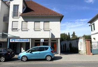 Ansicht mit Zufahrt  rechts 