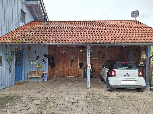 Carport und ein Teil vom Hofraum