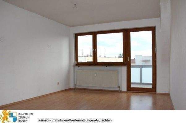 Wohnzimmer mit Zugang zum Balkon  