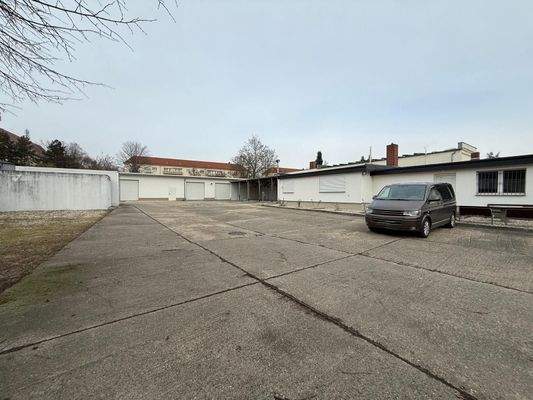 Blick auf Bürogebäude/Carport