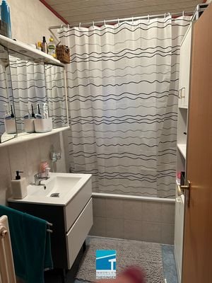 Badezimmer mit Wanne und Fenster