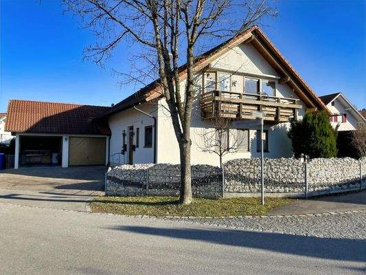 Westseite mit Balkon und Markise