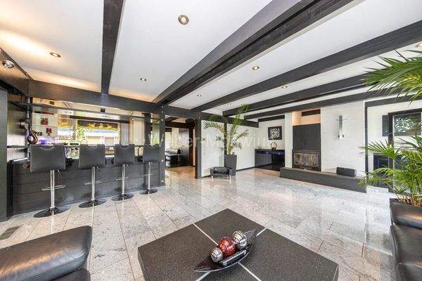 3420 EG Wohnbereich mit Esstresen + Kamin b