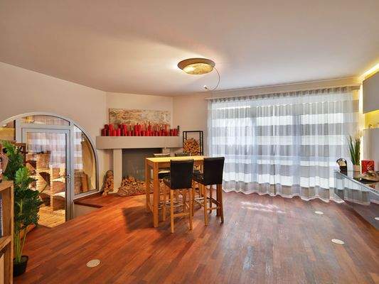 Großer, gemütlicher Weinkeller mit separatem Kühlraum