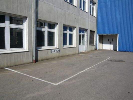 Ladezone vor der Halle