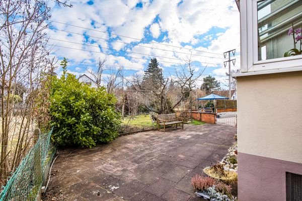 Gemeinschaftliche Terrasse und Garten mit Blick ins Grüne