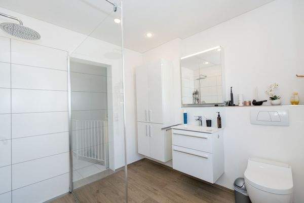 Bad mit bodenebener Dusche