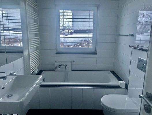 Modernes Badezimmer mit Wanne, Dusche und Fenster